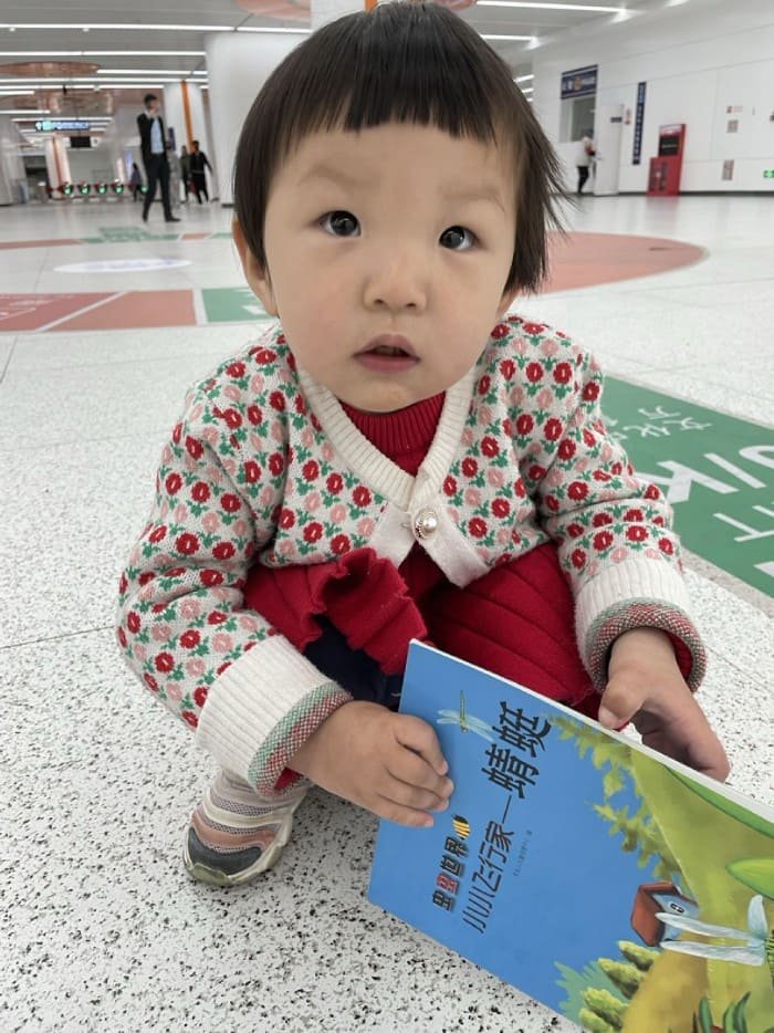 从小爱倒着看书